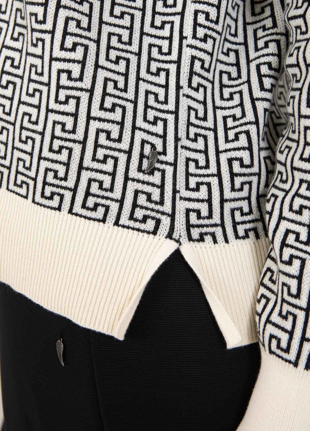 Knit Jaquard with Round Neck - Black/Cream