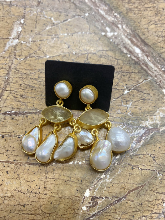 Dangle Earring w Pearls